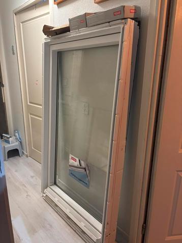 Nieuw Velux dakraam P10 94/160 cm compleet met gootstukken beschikbaar voor biedingen