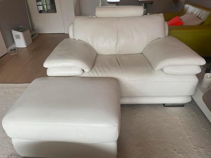 Witte leren loveseat met hocker, Huis en Inrichting, Fauteuils, Gebruikt, Leer, 100 tot 125 cm, 75 tot 100 cm, Ophalen