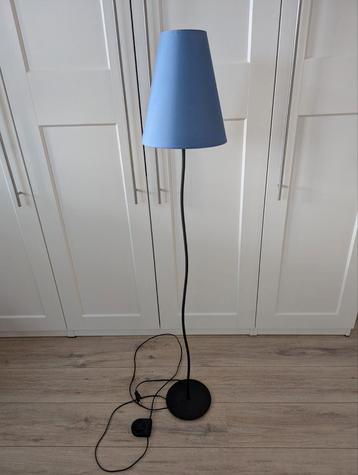 Staande lamp met stoffen kap beschikbaar voor biedingen