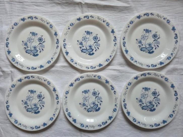 Servies Arcopal France ontbijtbordje blauw aster bloemmotief, Antiek en Kunst, Antiek | Servies los, Ophalen of Verzenden