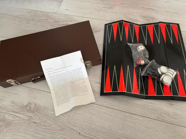 Backgammon in handige koffer, Hobby en Vrije tijd, Gezelschapsspellen | Overige, Zo goed als nieuw, Ophalen of Verzenden