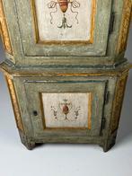 Hoekkast zweeds 18e eeuw, Ophalen