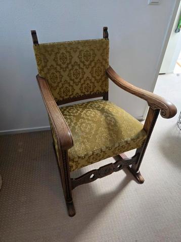Antieke fauteuil met groene bekleding beschikbaar voor biedingen