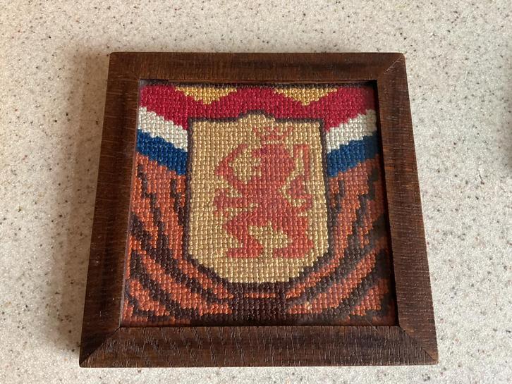 Vintage Geborduurd Schilderijtje met Wapen 1945, Antiek en Kunst, Antiek | Woonaccessoires, Ophalen of Verzenden
