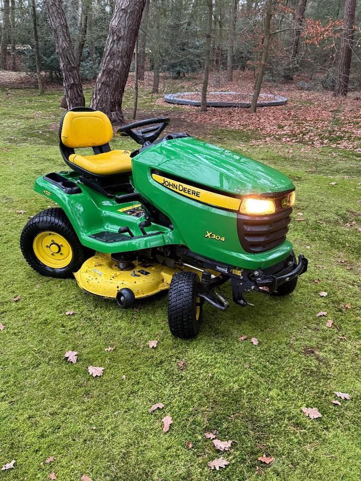 John deer X304 zitmaaier 4WS met aanhanger!, Tuin en Terras, Zitmaaiers, Gebruikt, 90 tot 120 cm, Elektrische starter, Mulchfunctie