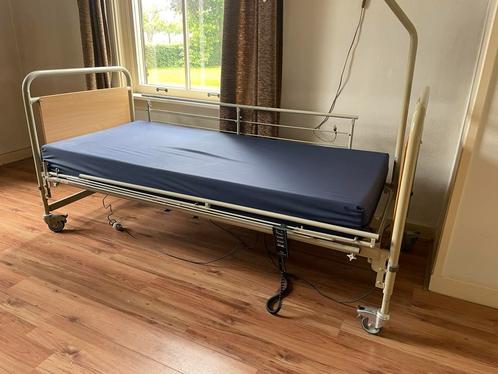 Zorgbed, hoog laag bed, thuiszorg bed electrisch, Diversen, Verpleegmiddelen, Zo goed als nieuw, Ophalen