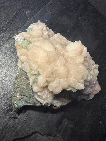 Groene apofyliet met stilbiet beschikbaar voor biedingen