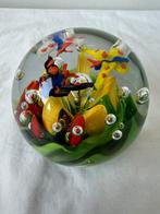 Murano presse papier glazen bol bloemen en vlinders, Antiek en Kunst, Antiek | Glas en Kristal, Ophalen of Verzenden