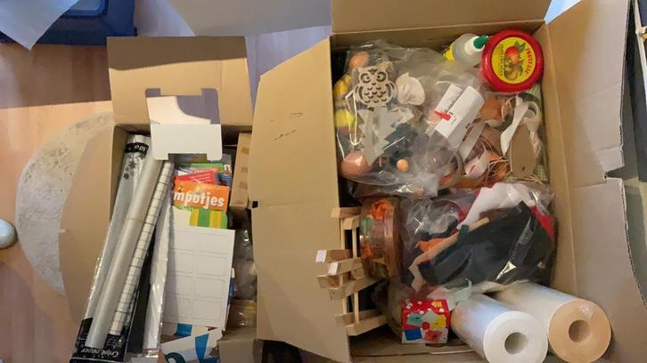 Drie verhuisdozen vol knutselspullen. Oa. Verf papier., Hobby en Vrije tijd, Knutselen, Zo goed als nieuw, Materiaal, Ophalen of Verzenden