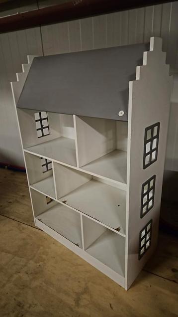 Poppenhuis / Boekenkastje - Opknapper beschikbaar voor biedingen