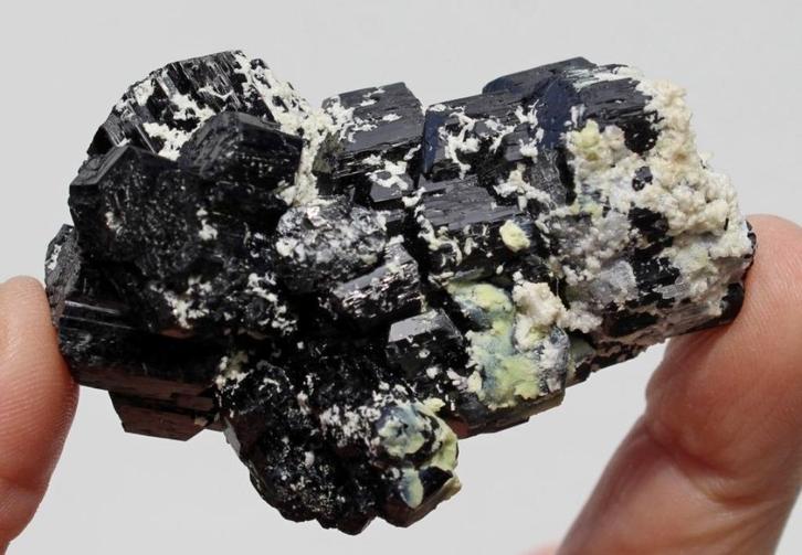 TOERMALIJN met HYALIET uit Erongo in NAMIBIE UV, Verzamelen, Mineralen en Fossielen, Mineraal, Ophalen of Verzenden