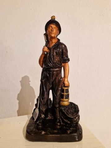 Beeld van een mijnwerker. beschikbaar voor biedingen