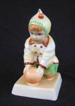 Zsolnay - Sinko - Kind met bal (2-3057), Ophalen, Zo goed als nieuw, Mens