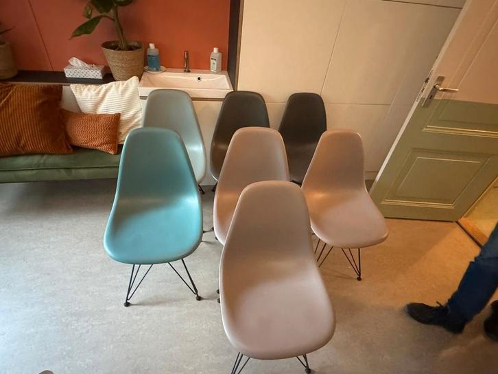 5 Orginele Vitra Eames kuipstoelen met zwart Eiffeltoren ond, Huis en Inrichting, Stoelen, Zo goed als nieuw, Kunststof, Zwart
