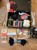 Naaidoos gevuld met oude fournituren. Grootmoederstijd, Ophalen of Verzenden, Gebruikt, Overige typen