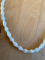 Vintage geslepen Parelmoer kralen Ketting zgan, Ophalen of Verzenden, Zo goed als nieuw, Wit, Steen of Mineraal