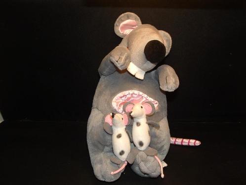 IKEA RAT FA MET 2 KLEINTJES VELOURS GRIJS MET RODE MOND WITT, Kinderen en Baby's, Speelgoed | Knuffels en Pluche, Nieuw, Overige typen