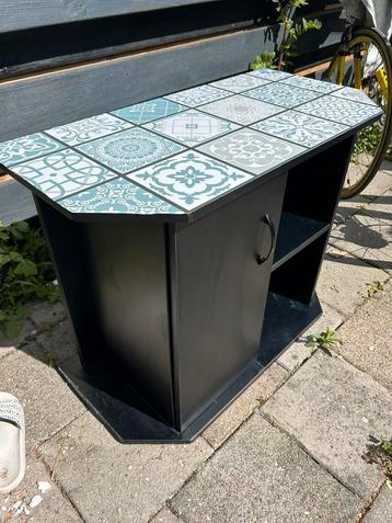 Zwart kastje beschikbaar voor biedingen