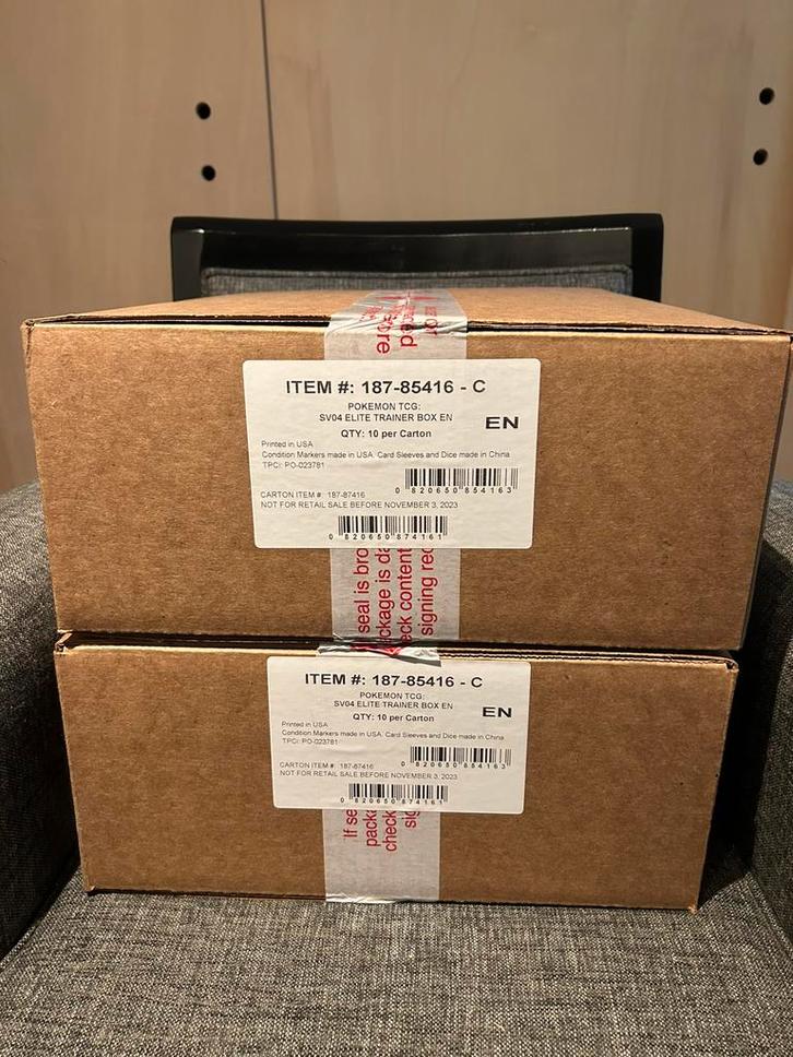 Pokemon paradox rift ETB case, Hobby en Vrije tijd, Verzamelkaartspellen | Pokémon, Nieuw, Boosterbox, Ophalen of Verzenden