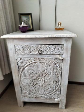 Houten nachtkastje met lade en deur beschikbaar voor biedingen