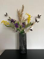 Ribbel vaas smokey grey grijs inclusief kunstbloemen, Ophalen of Verzenden, Nieuw, Glas, Minder dan 50 cm