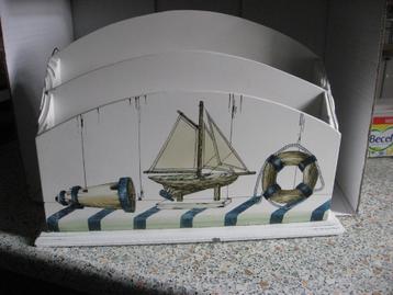 Brocante Tijdschriften hangkastje wit beschikbaar voor biedingen