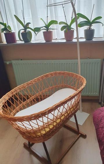 Mooie rotan wieg met standaard beschikbaar voor biedingen