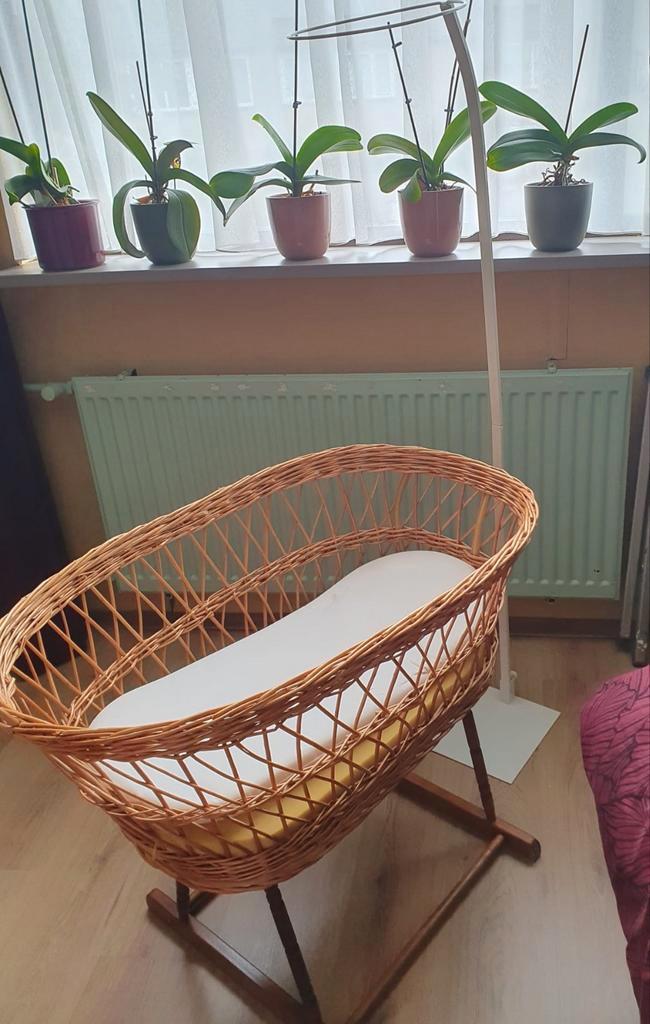 Mooie rotan wieg met standaard, Kinderen en Baby's, Babywiegjes en Ledikanten, Zo goed als nieuw, Wieg, Ophalen of Verzenden