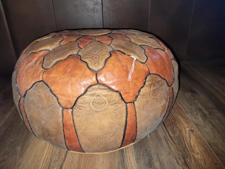 Mooie leren vintage patchwork poef - Ø58cm, H32cm, Huis en Inrichting, Banken | Voetenbanken en Poefen, Zo goed als nieuw, 50 tot 75 cm