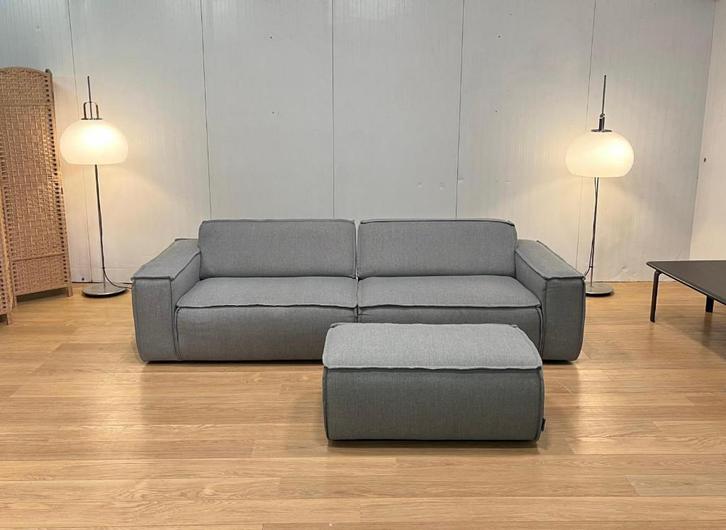 ZGAN Fest Amsterdam 3-Zits Bank + Hocker - KVADRAT Grijs, Huis en Inrichting, Banken | Bankstellen, Zo goed als nieuw, Rechte bank