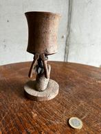 Handgesneden houten figuur met beker – etnisch houtsnijwerk, Antiek en Kunst, Ophalen of Verzenden