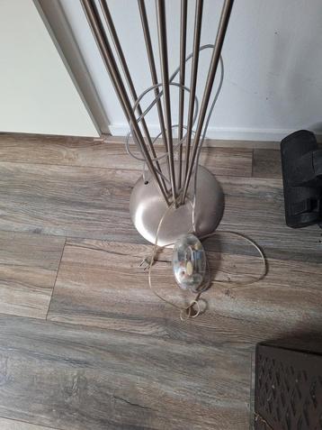 Moderne vloerlamp met metalen accenten beschikbaar voor biedingen