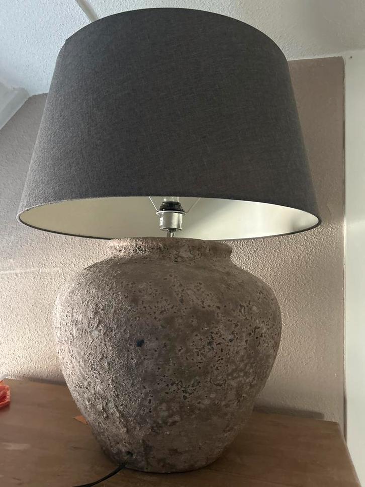 Mooie grijze lamp met unieke voet, Huis en Inrichting, Lampen | Lampenkappen, Gebruikt, 50 cm of meer, Overige vormen, Grijs, Ophalen