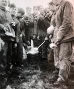 WO2 DUITS Zw/w foto RAD soldaten met etenstijd, Foto of Poster, Duitsland, Landmacht, Verzenden