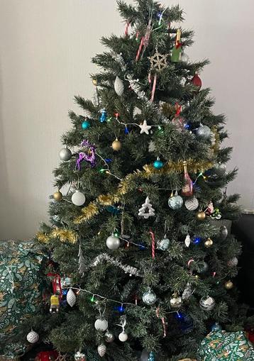 Kerstboom zonder cadeautjes  en decoratie beschikbaar voor biedingen