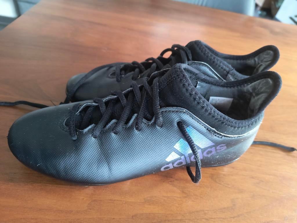 Voetbalschoenen adidas, Sport en Fitness, Voetbal, Maat XS of kleiner, Ophalen of Verzenden, Zo goed als nieuw, Schoenen