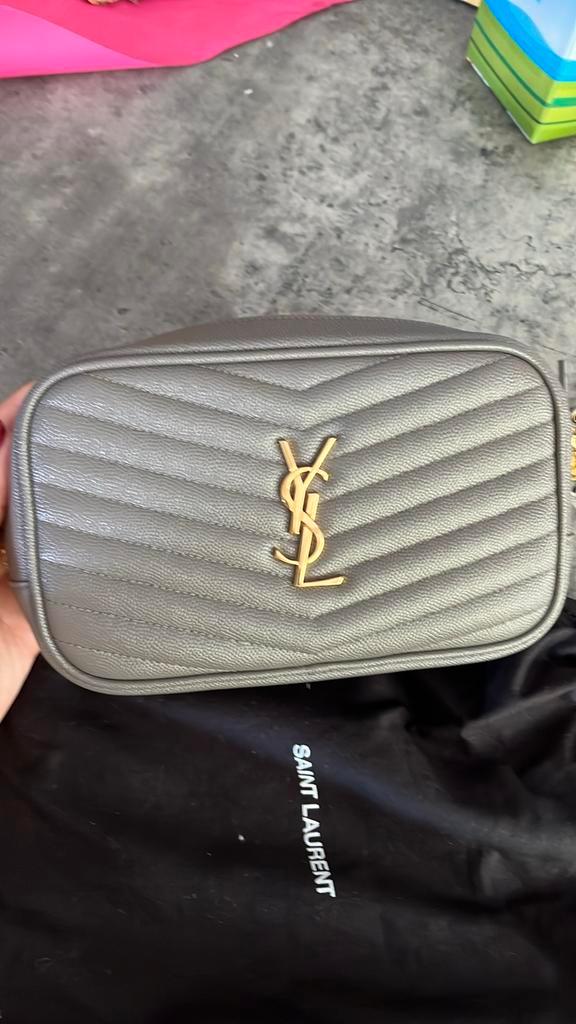 Yves Saint Laurent Lou Camera Bag – Grijs met Goud te koop!, Sieraden, Tassen en Uiterlijk, Toilettassen, Zo goed als nieuw, Grijs