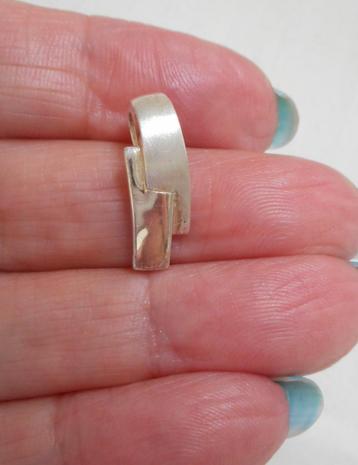 Zilveren modernist hangertje nr.1154 beschikbaar voor biedingen