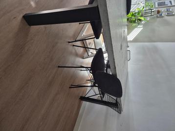 Tafel en stoelen