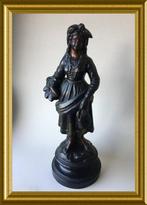 Antiek terracotta beeld: vrouw met vis, Antiek en Kunst, Antiek | Keramiek en Aardewerk, Ophalen of Verzenden