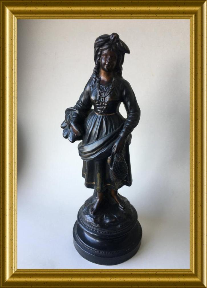 Antiek terracotta beeld: vrouw met vis, Antiek en Kunst, Antiek | Keramiek en Aardewerk, Ophalen of Verzenden