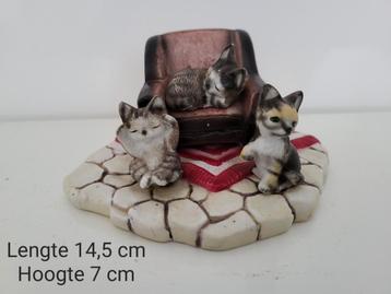 Vintage retro kattenbeeld / poezenbeeld met stoel. Porselein