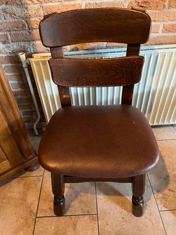 Houten stoel met nepleren bekleding . Set van 4 beschikbaar voor biedingen