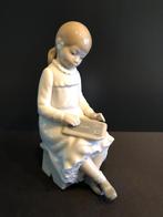 NAO Lladro Girl Language Lessons (Reyshof), Antiek en Kunst, Antiek | Porselein, Ophalen of Verzenden