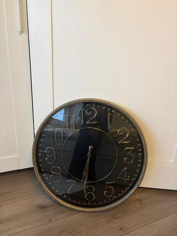 Wandklok beschikbaar voor biedingen