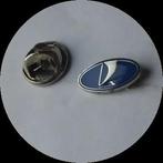 LADA logo pin, blauw, Verzamelen, Ophalen of Verzenden, Zo goed als nieuw, Transport, Speldje of Pin