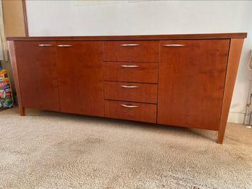 Dressoir van kersenhout beschikbaar voor biedingen