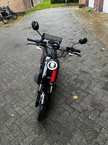 Niu iu pro electrische brommer beschikbaar voor biedingen