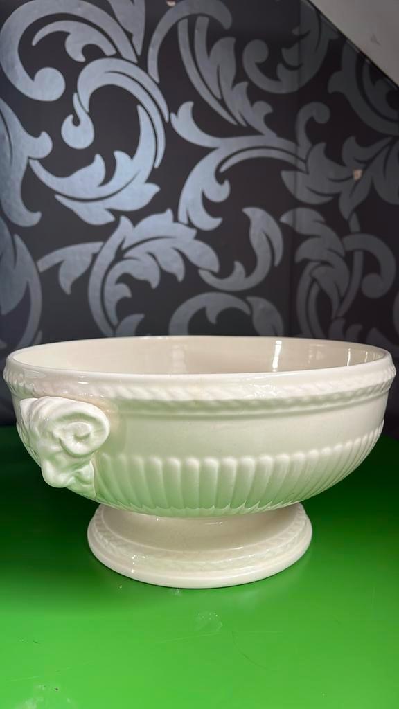 Wedgwood Edme schaal op voet - 22,5 cm - ramskop, Antiek en Kunst, Antiek | Schalen, Ophalen of Verzenden