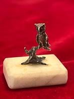 Miniatuur uiltje van tin op een marmer voetje, Antiek en Kunst, Antiek | Tin, Verzenden